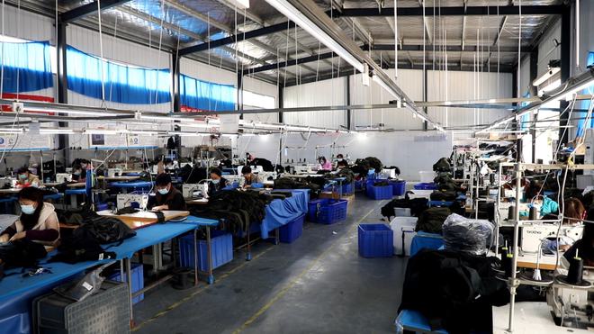 洛寧縣城關鎮鄉賢黃京玉 一朵怒放的鄉賢花，托起箱包加工致富夢